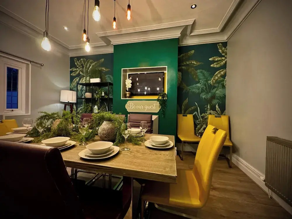Sleeps10-parking-garden-hottub-petfriendly