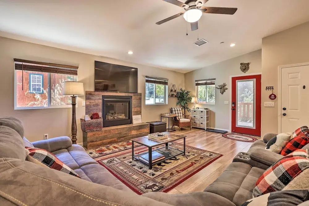 Half-mi to Bear Mtn Ski Resort: Cabin w/ Hot Tub