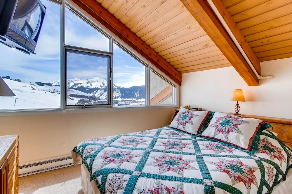 1 Br + Loft With Mountain Views 1 Bedroom Condo - No Cleaning Fee! by RedAwning
