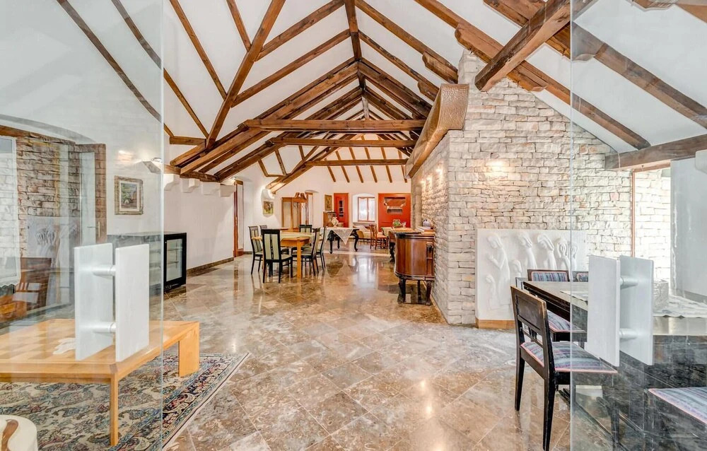Stunning Home in Milna With 5 Bedrooms and Wifi