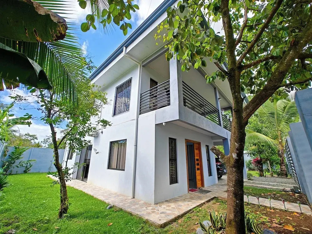AJ Suites - Modern Beach Apartments with Pool and Full Kitchen