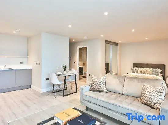 Studios in Central Bracknell, 30mins from London