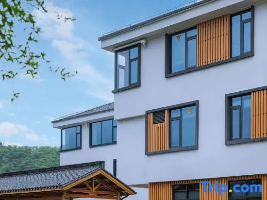 Anji Zhangyuan Fujun · Family-friendly Stream Pool Resort