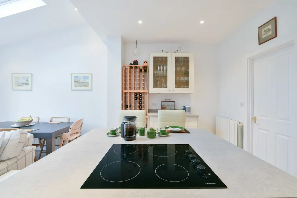 Enchanting Earlsfield Home by Wimbledon Park