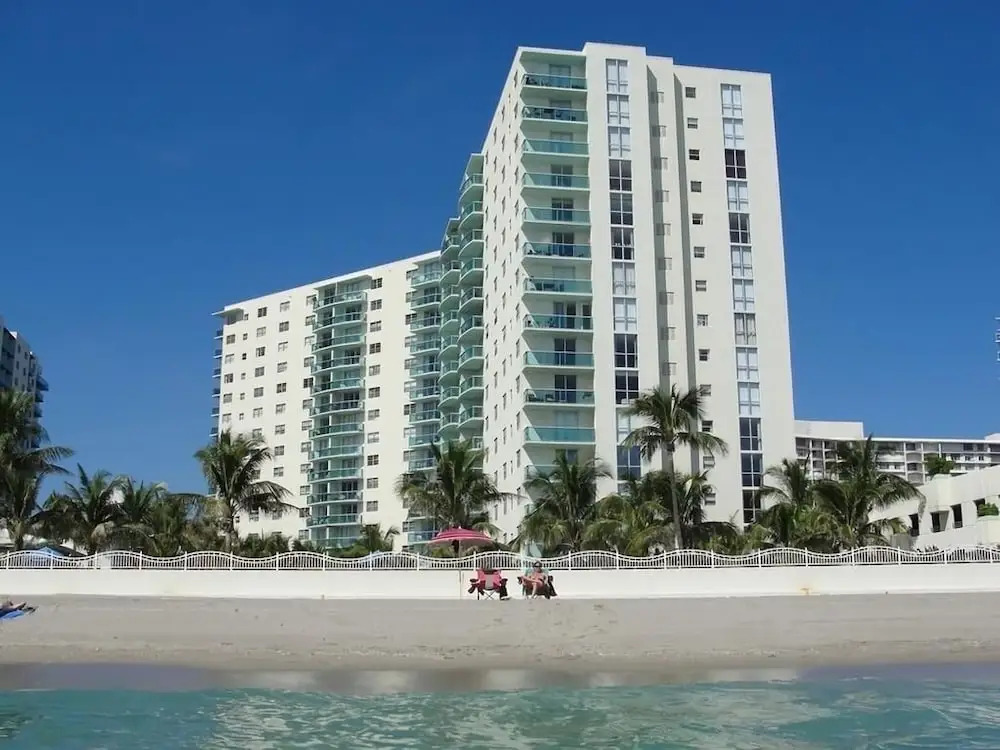 3801 Hollywood - 2Z - 1 Br Apts