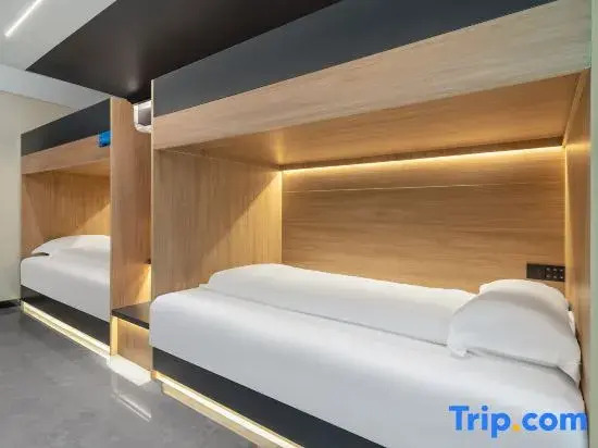 i Electronic Sports Hotel (Nanjing New City Plaza Longjiang Subway Station)