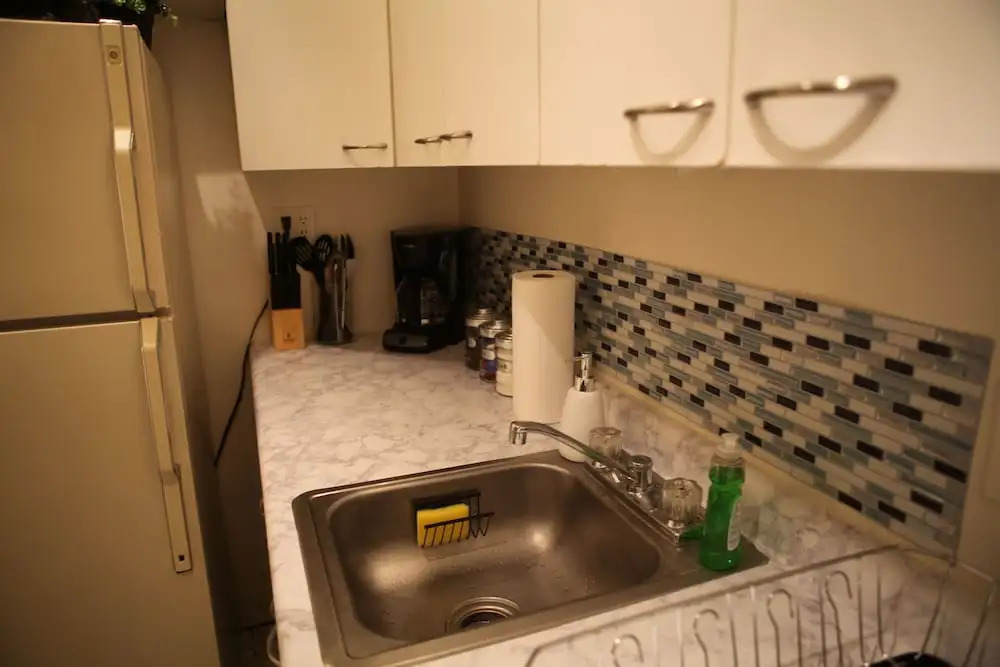 Cozy Central Park Pad Close To Trains & Shops!