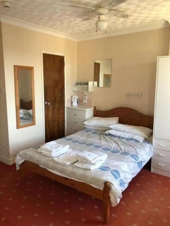 Oyo The Chatsworth Hotel