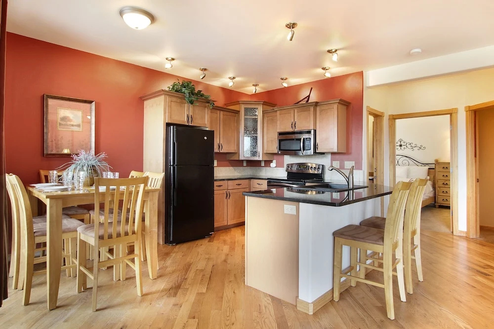 Chiefs Head Peak 21b 2 Bedroom Condo by RedAwning