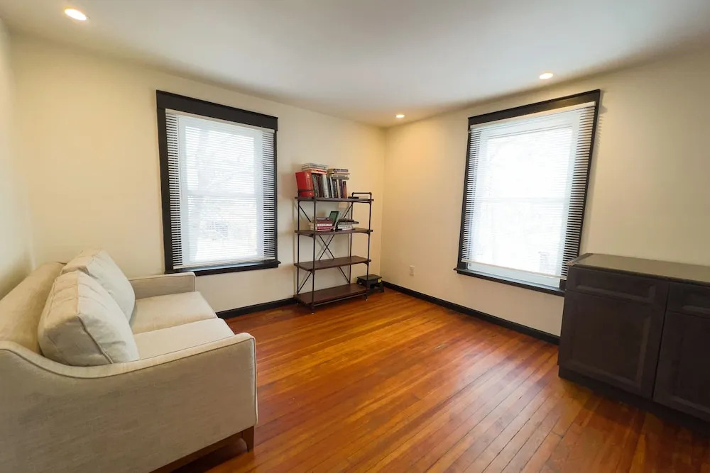 The Pub with Private Yard & Parking, Near the Falls & Casino by Niagara Hospitality