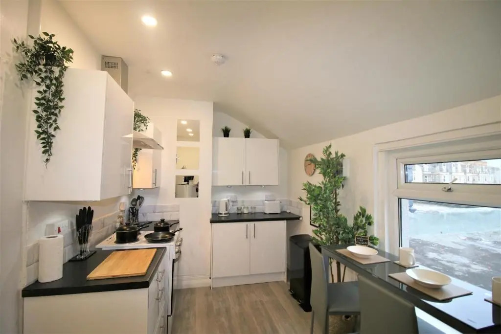 Free Local Parking - Fast WiFi - Sleeps 10 Guests by PROPERTY PROMISE