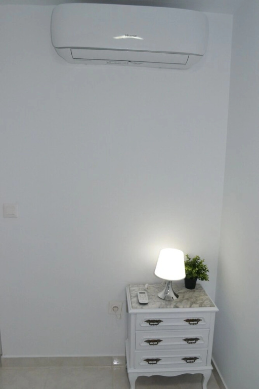 Stunning 2 Bedroom Apartment Fully Refurbished With Air-conditioning
