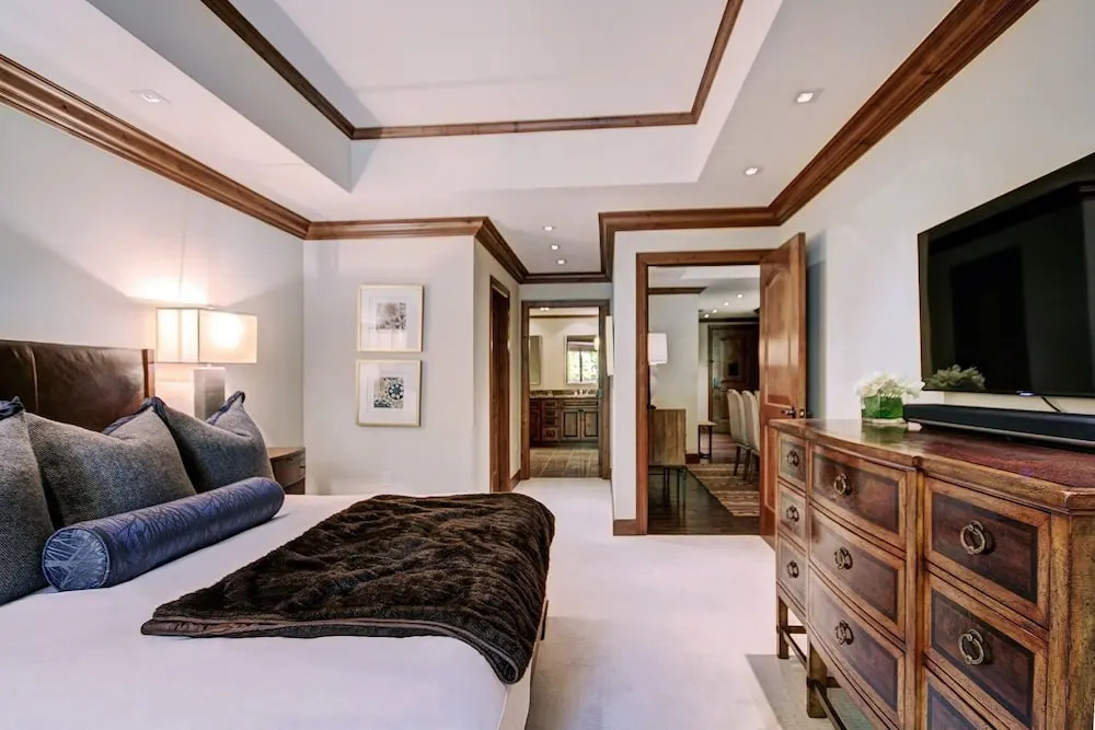 Luxe 2BR+Den Ritz-Carlton Residence Quiet Location by RedAwning