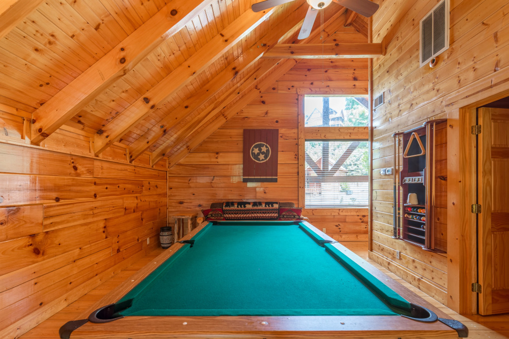 Bear Essentials Lodge Hot Tub Game Room Steam Showers and Community Pool