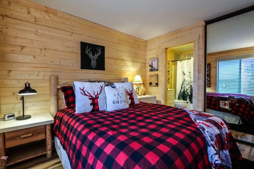 Forest Creek 29 Forest Setting Mountain Townhouse with Private Jacuzzi by RedAwning