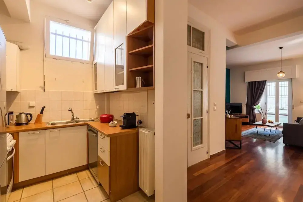 Modernly furnished apartment in Psyri A8