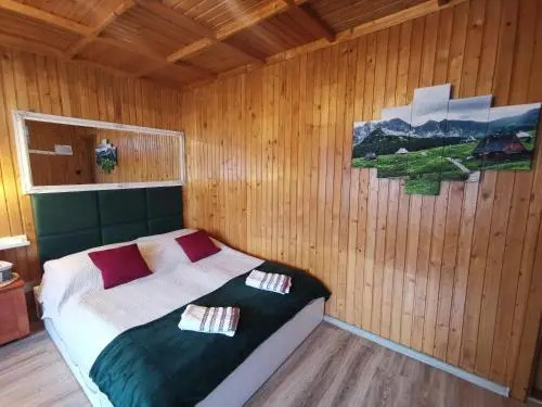 Jama Niedźwiedzia z widokiem na Giewont