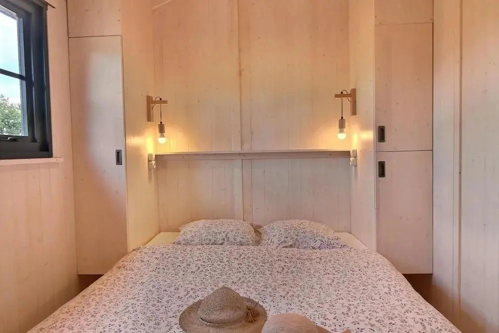 Comfortable Bungalow in Ploemel with Paid Sauna