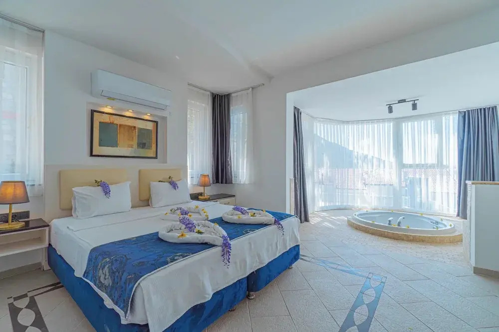 Tropical Deluxe Hotel