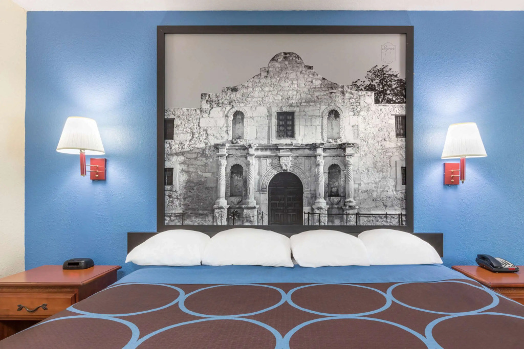 Super 8 by Wyndham San Antonio at I-10