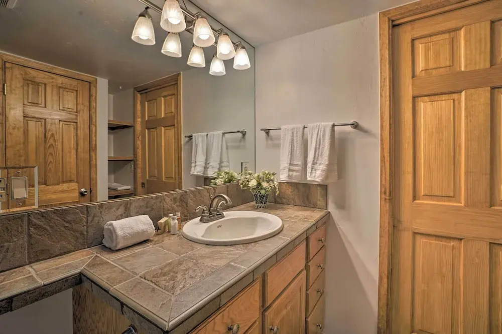 Ski Lovers Studio w/ Easy Pool + Hot Tub Access!