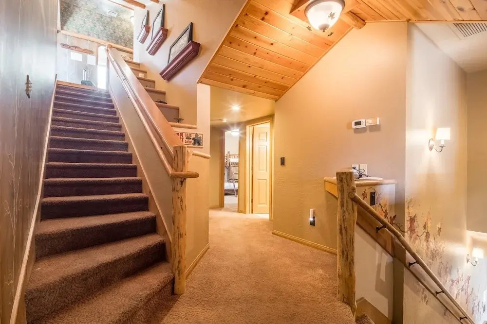 Water's Edge Estate by Avantstay Large Lakefront Cabin w/ Dock and Hot Tub