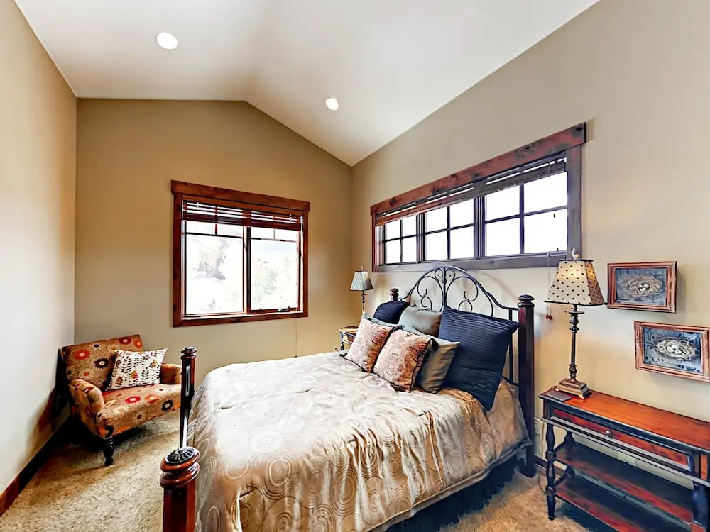 Elegant Townhome with Hot Tub by RedAwning