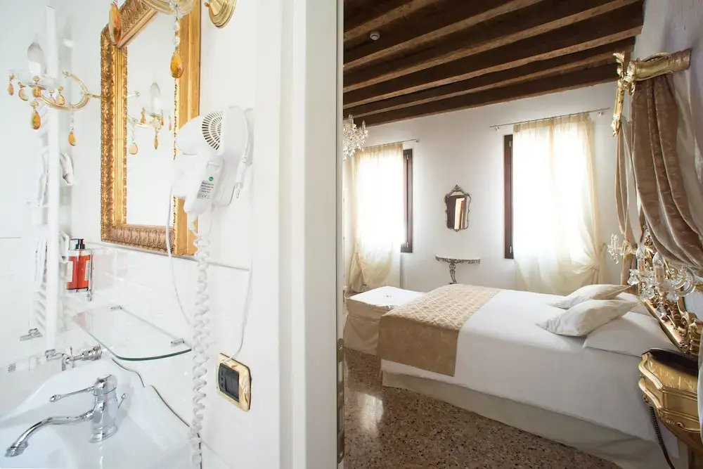 Stunning 15-bed Villa in Dolo, Close to Venice, IT