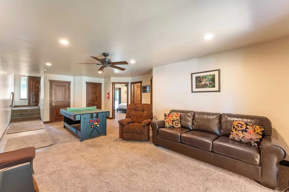 10mins to Lake Hot Tub, Game Room, Forest Views Meyers Meadow by Avantstay