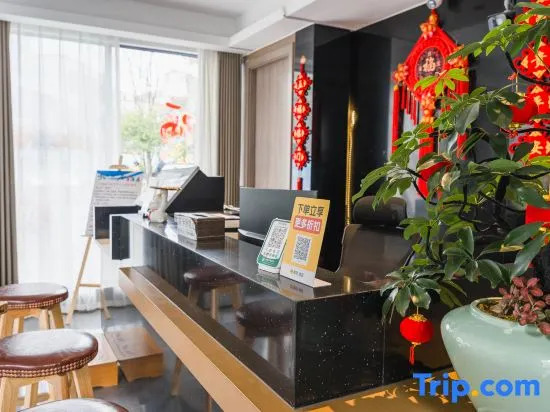 Songfengju Courtyard Hotel (Xingyi Wanfenglin Airport & High-speed Railway Station Branch)