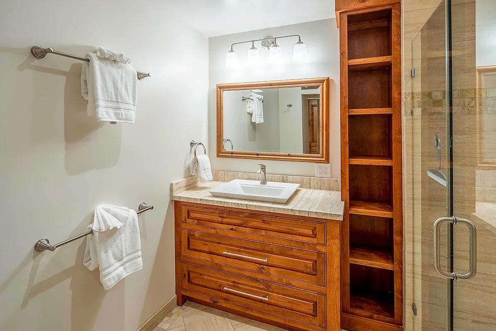 2 Blocks to Lake Tahoe! Group Gem w/ Hot Tub
