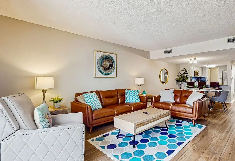 Sun-kissed Condo in Prime Location W/shared Pool, Private W/d, Free Wifi, AC