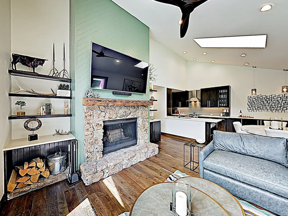 New Listing! Modern Mountain Ski W/ Balcony 3 Bedroom Condo