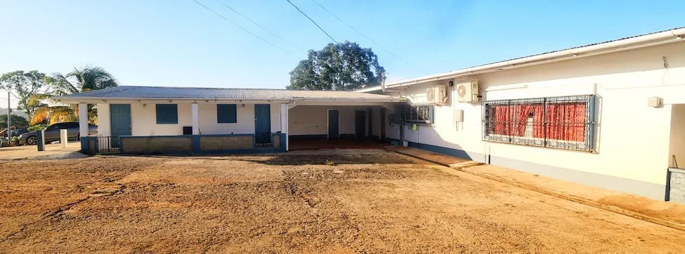1 Bed Studio Apt - Parking, Wifi, Mountain Views