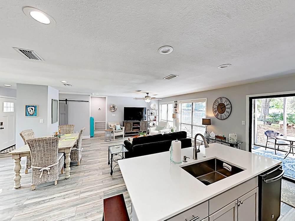 Luxe Gem W/ Golf Cart & Two Bikes As Of August 1st 2 Bedroom Home