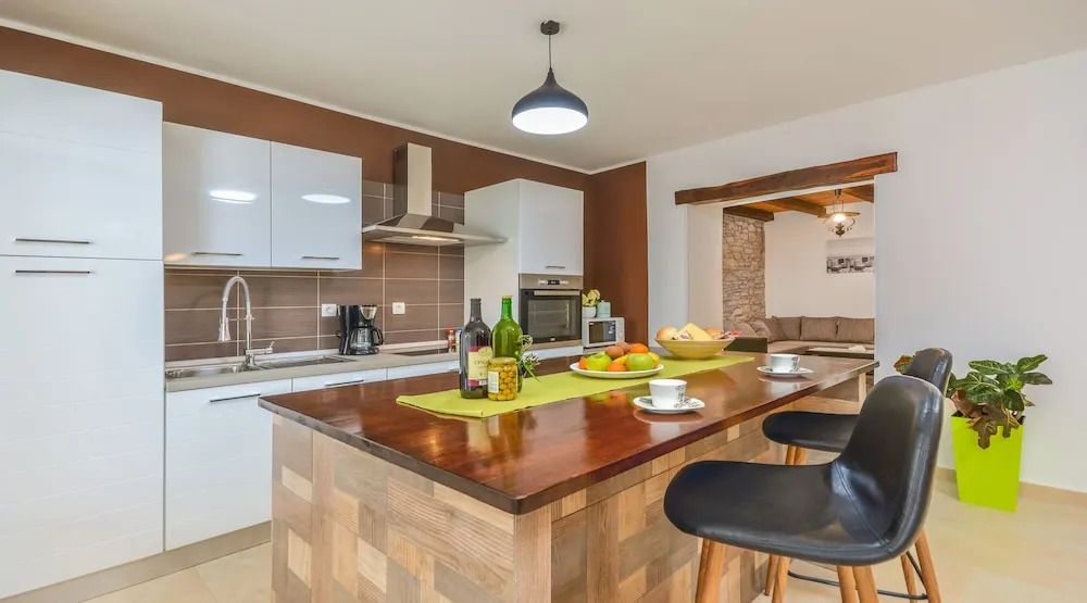 Villa Martin - Fast WiFi, Near restaurant, Fenced Yard, Pavilion, Center of Village