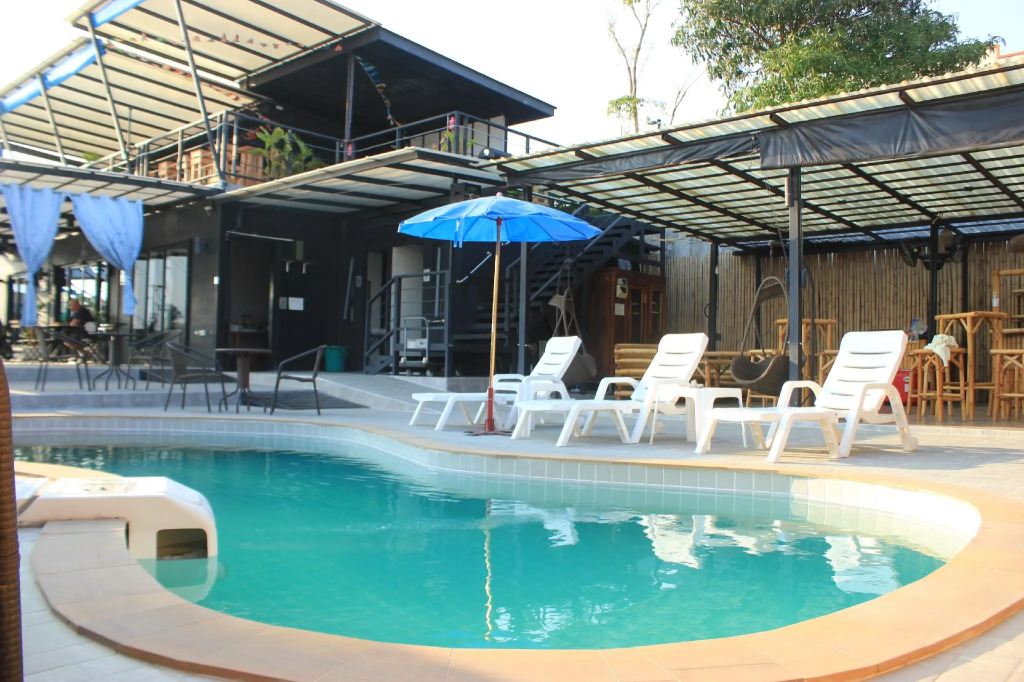 1715 House - White Rhino