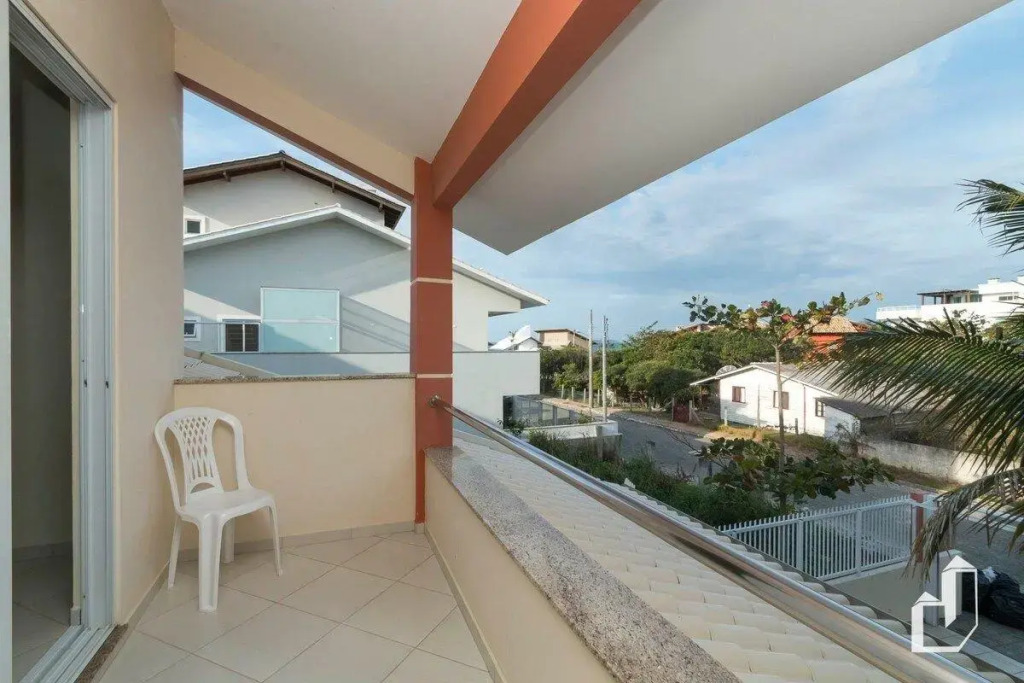 Casa com 03 dormitórios na quadra do mar