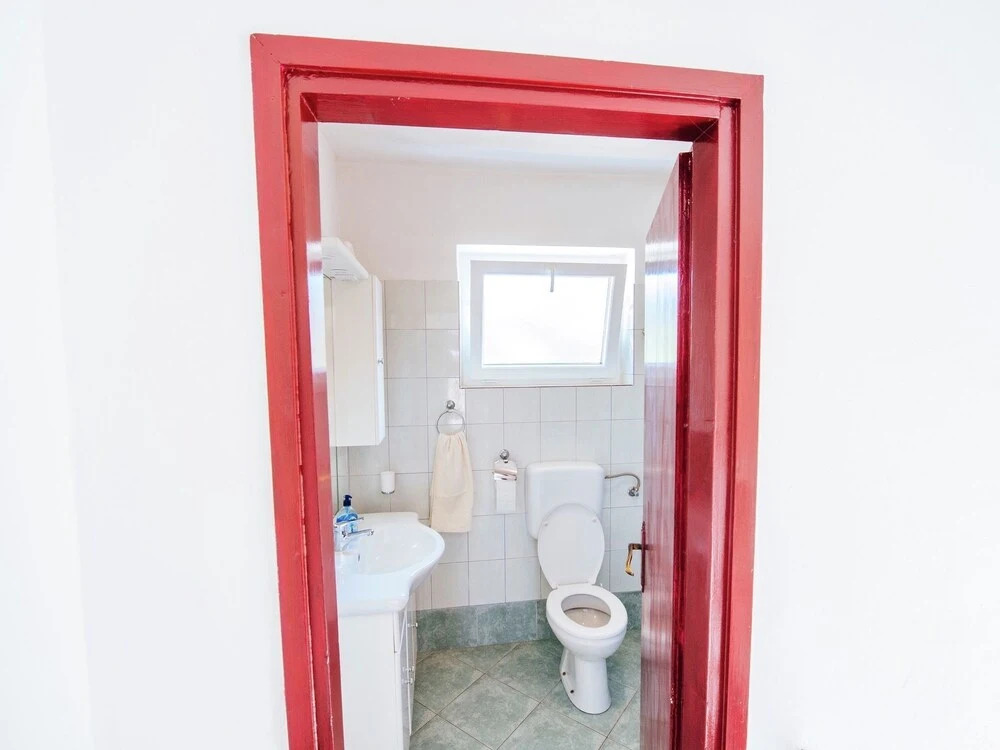 Spacious Apartment with Terrace in Banj