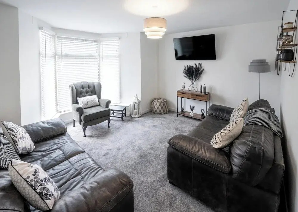 Stadium View 5-bed Retreat + Parking