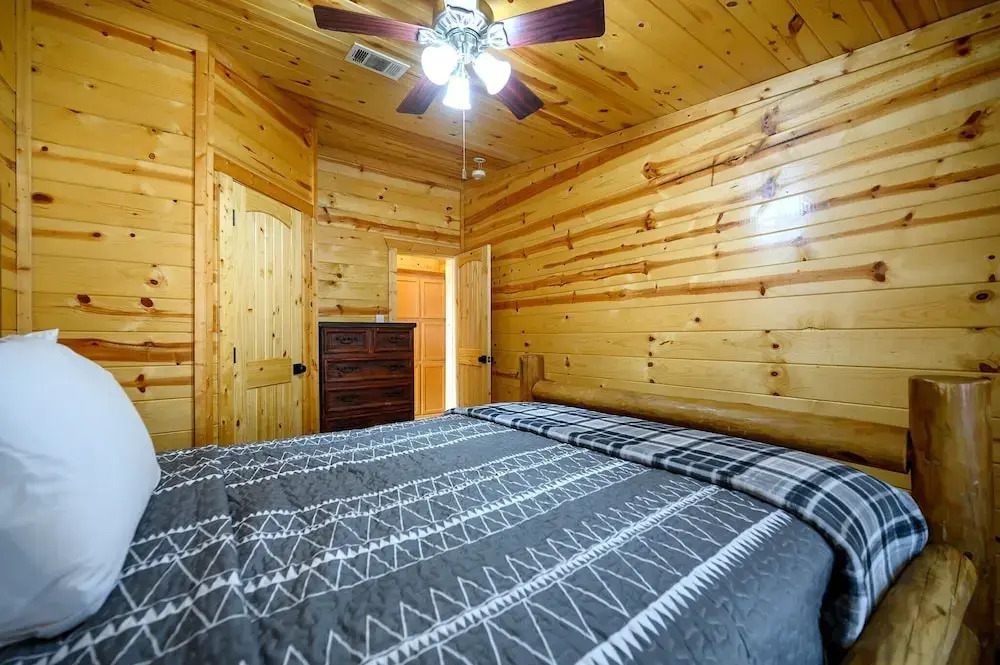 Outlaw Rose Cabin for 8!
