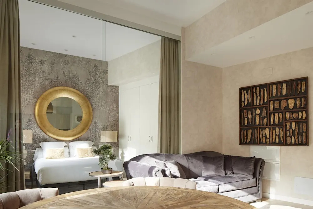 Emeka Suite by FeelFree Rentals
