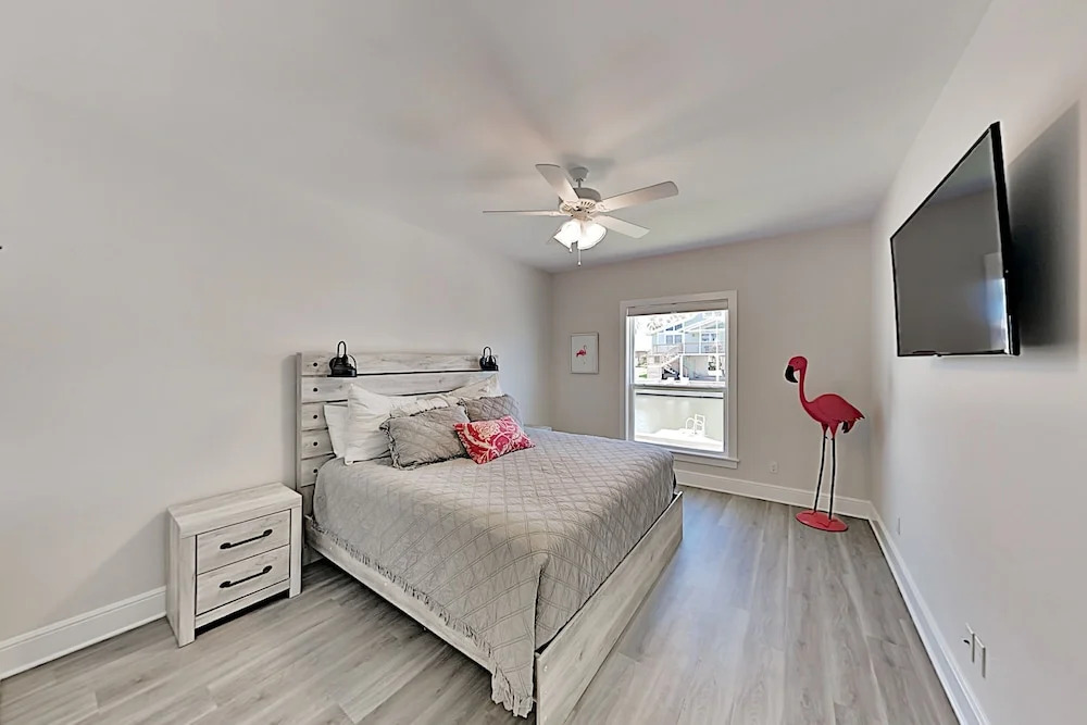 New Canal-front W/ Private Pool, Spa & Dock! 4 Bedroom Home