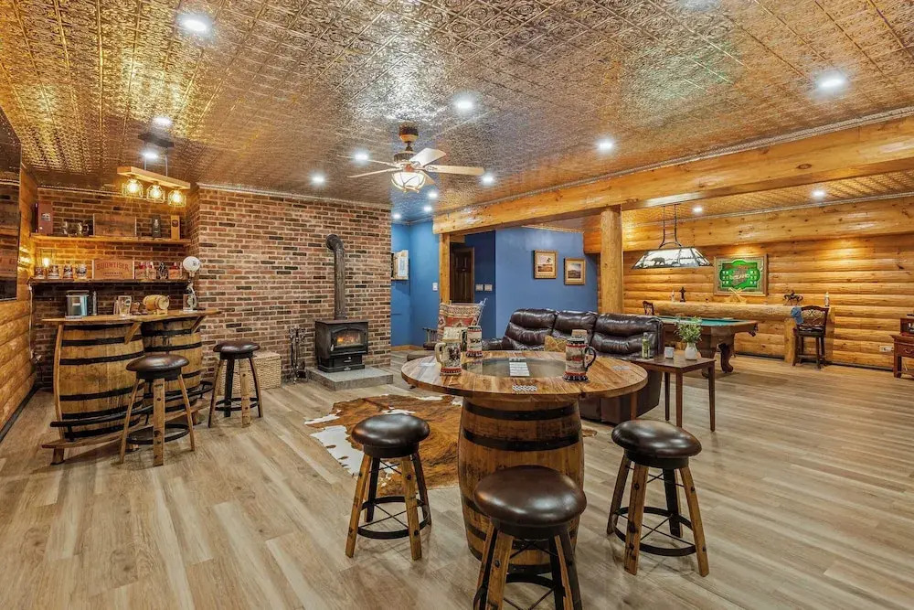 Bigwood Cabin Near Camelback Skiing, Hot Tub, Game Room, Firepit & Yard