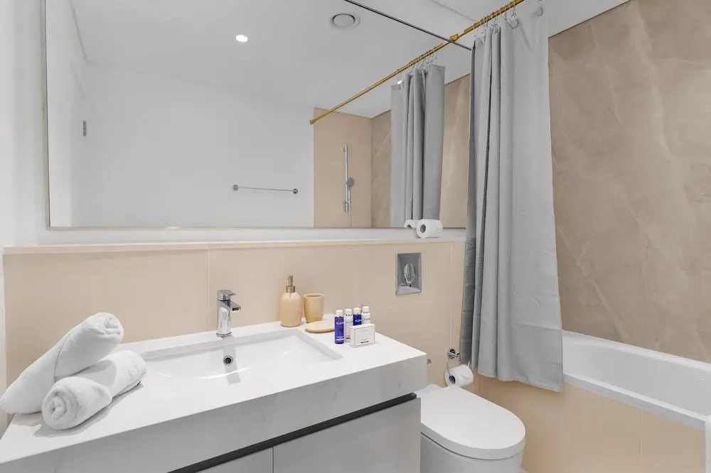Maison Privee - Deluxe 3BR Apt w/ Dubai Marina View and Beach Access
