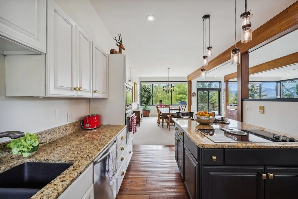 Bella Vista 5 Bedroom Townhouse by RedAwning