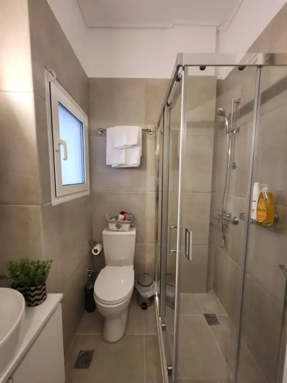 2 bd Renovated Flat at Acropolis