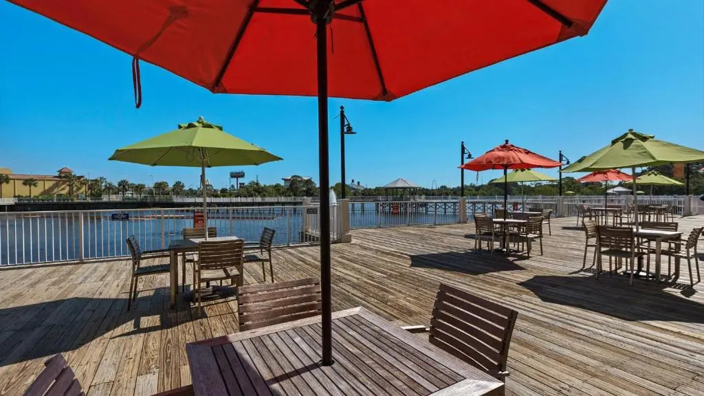 Large 3 Bd Penthouse 2020 In Laketown, Great Views and Amenities!