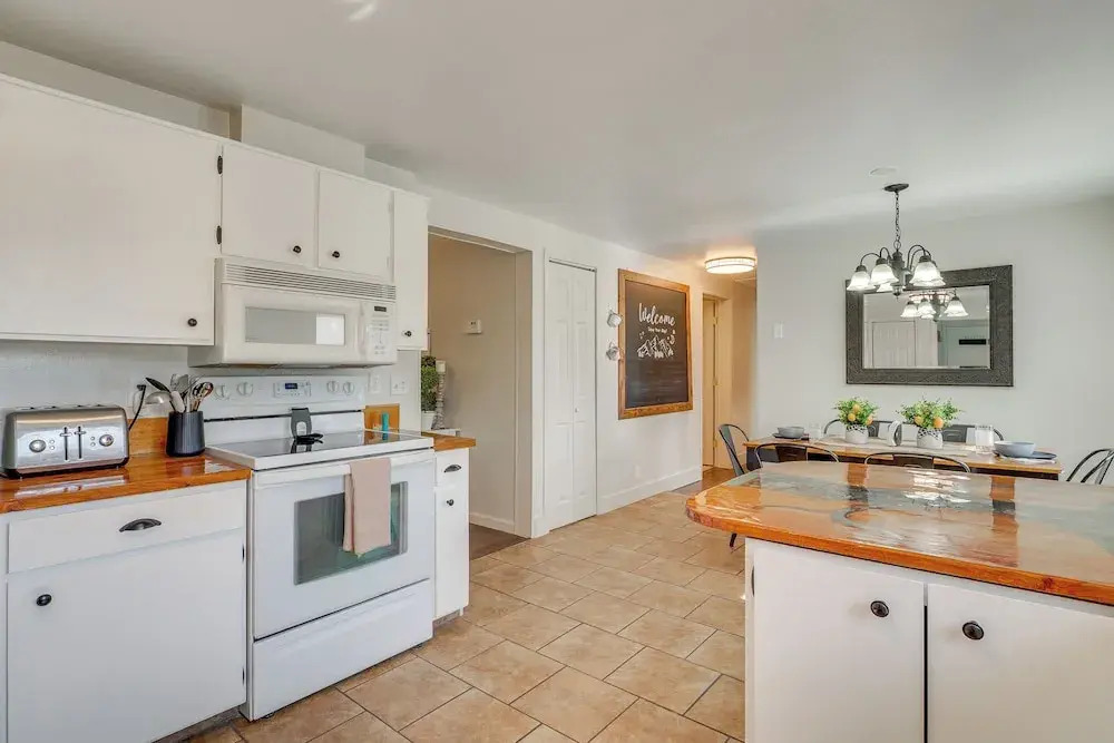 1 Mi to Main Street Vernal: Updated Home w/ Yard!
