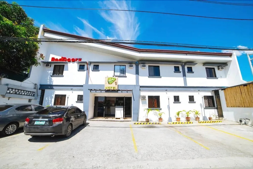 RedDoorz Plus @ Hensonville Angeles City